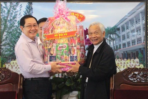 越南内务部代表团圣诞节前走访慰问安江省天主教徒