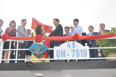 广宁省下龙湾34艘游船获得蓝帆证书和标识