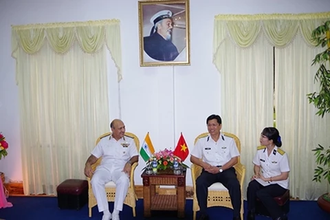 印度海军副参谋长造访越南海军学院