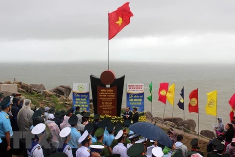越南大陆领土最东端地区举行2019年新年升旗仪式