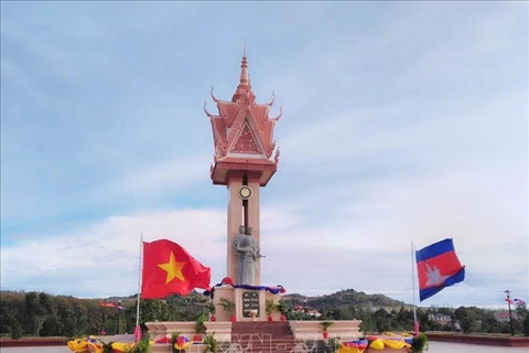 越柬友谊纪念碑在柬埔寨蒙多基里省落成