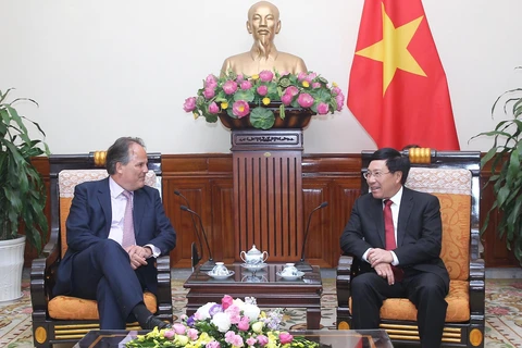 越南愿与英国加强合作关系