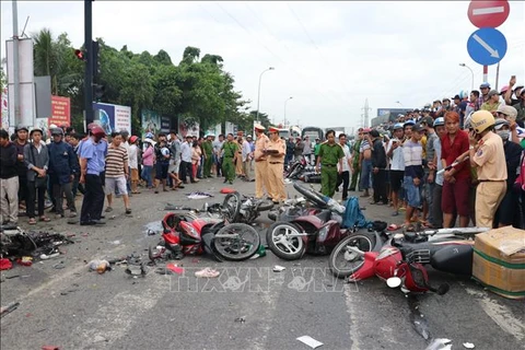 越南隆安省集装箱车连撞等待红灯车辆案——敲响交通安全警钟