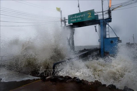 热带风暴“帕布”登陆泰国南部 居民被迫撤离避难