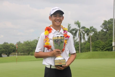 13岁的高尔夫球选手邓光英跻身世界业余高尔夫球手排行榜