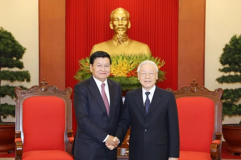 越共中央总书记、国家主席阮富仲会见老挝总理通伦