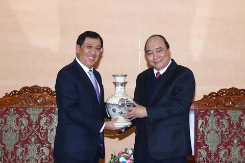 阮春福总理会见老挝中央银行行长宋赛•斯法赛