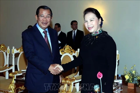  国会主席阮氏金银会见柬埔寨首相洪森