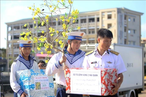 越南海洋岛屿：为海上军民送年货、送温暖