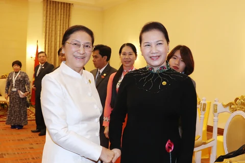越南国会主席阮氏金银会见老挝国会主席巴妮·雅陶都