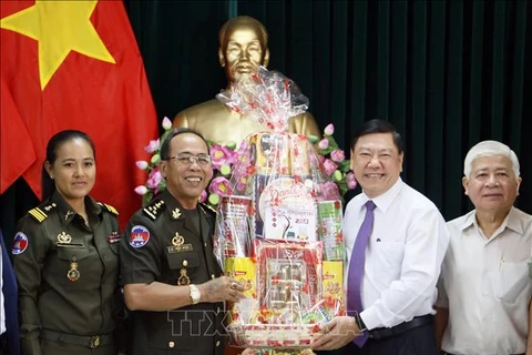 柬埔寨警卫司令部到永隆省走访拜年