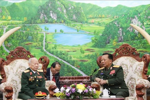 老挝国防部长感谢援老越南志愿军和专家的奉献