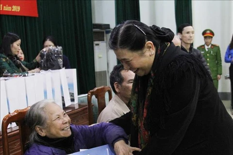 越南领导人春节前夕走访慰问困难群众