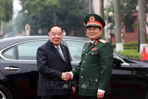 泰国副总理兼国防部部长巴维·翁素万访问越南