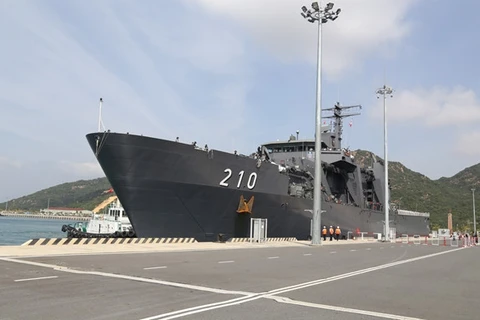 新加坡海军坚韧级登陆舰抵达金兰国际港