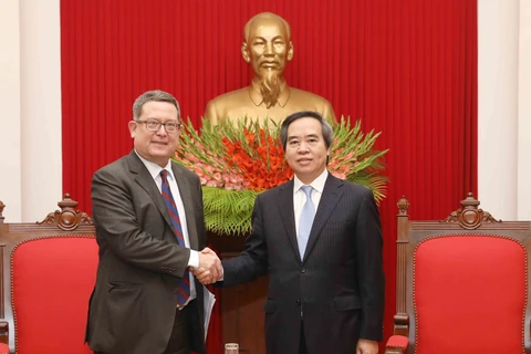 越共中央经济部部长阮文平会见美国贸易代表助理卡尔·埃勒斯