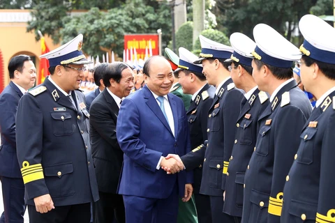 阮春福总理视察海军军种执勤备战工作