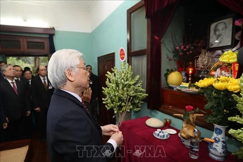 越共中央总书记、国家主席阮富仲向胡志明主席上香