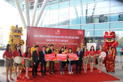 己亥猪年大年初一：岘港市接待180名航空游客“冲年喜”