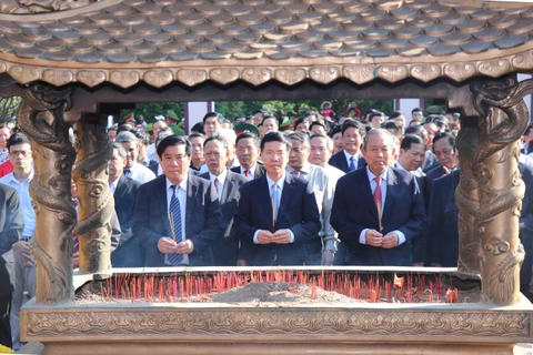越南领导代表赴平定省出席玉回-栋多大捷230周年纪念典礼