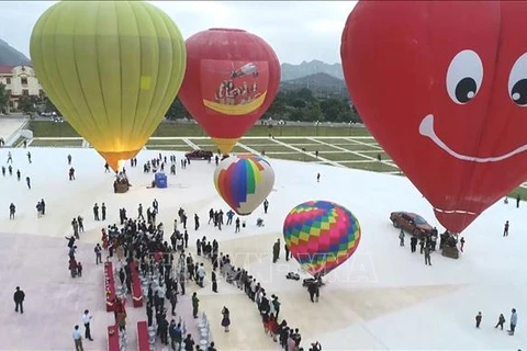 第二届国际热气球节在山罗省开幕