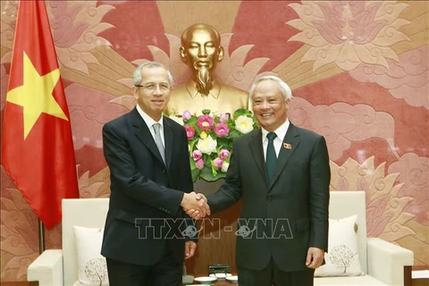 国会副主席汪周刘会见泰国最高法院代表团