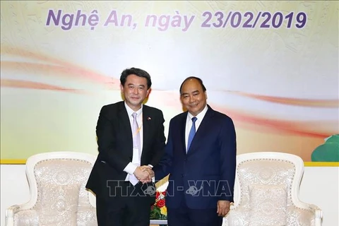 政府总理阮春福会见在乂安省进行投资的企业家和投资者