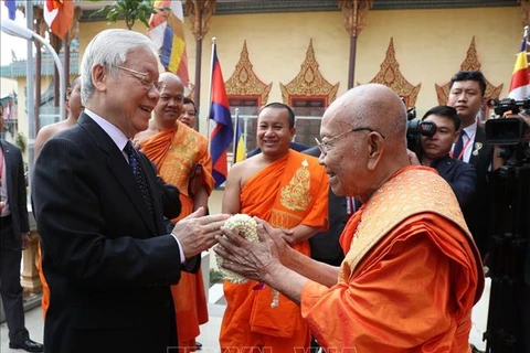 阮富仲看望慰问柬埔寨佛教大众部僧王德旺和佛教法宗派宗长大僧王布尔格里