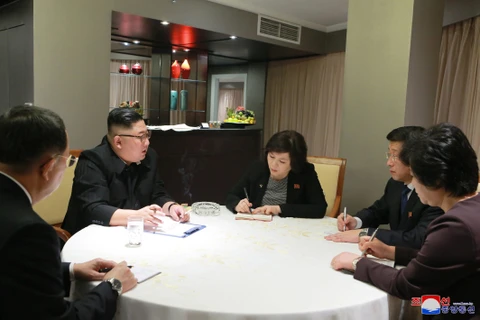 美朝领导人第二次会晤：朝鲜最高领导人与各谈判专家举行战略会议