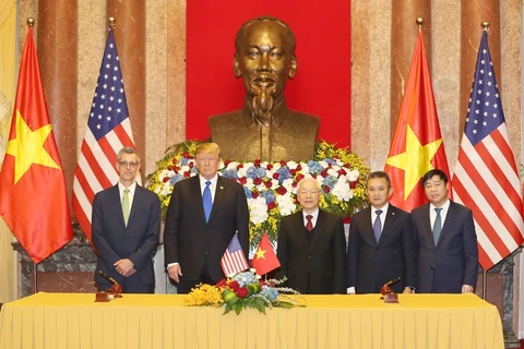 阮富仲与美国总统特朗普见证两国4个合作文件的签署