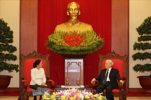 越共中央总书记、国家主席阮富仲会见老挝国会主席巴妮
