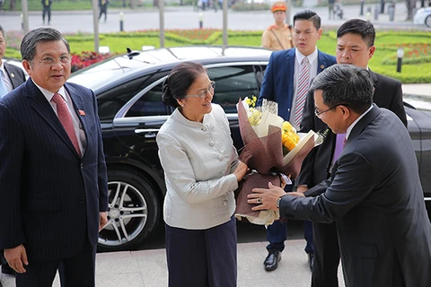 老挝国会主席巴妮·雅陶都参观访问越南Vingroup集团