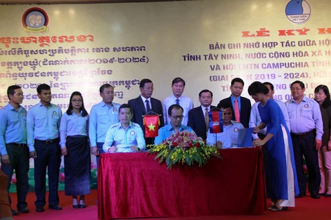 越南西宁省与柬埔寨边境省加强青年交流与合作