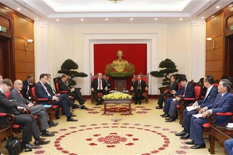 越共中央经济部部长阮文平会见德国联邦经济和能源部长阿尔特迈尔