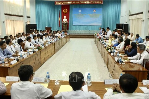 越南安江省与柬埔寨干丹省和茶胶省合作建设和平友谊边界线