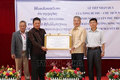 老越阮攸双语学校荣获越共中央总书记、国家主席的礼物