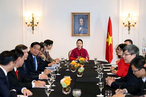 阮氏金银与越南全球领导者论坛组委会举行会面