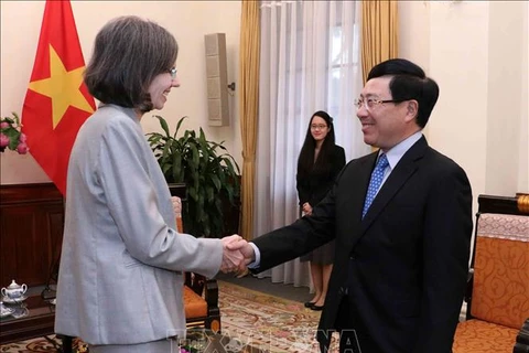 越南政府副总理兼外交部长范平明会见加拿大驻越特命全权大使