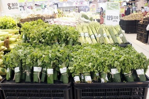 越南超市妙用香蕉叶包装蔬菜吸引新加坡媒体的关注