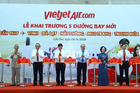越南政府总理阮春福出席越捷五条新航线开通仪式