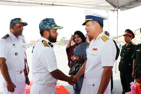 孟加拉国海军护卫舰对胡志明市进行友好访问