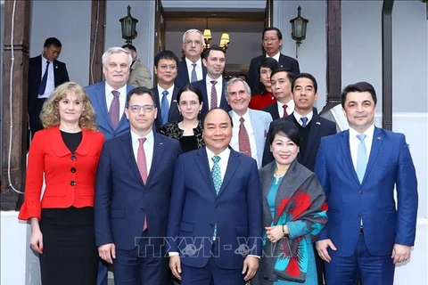 政府总理阮春福访问罗马尼亚普拉霍瓦省 接见越南驻罗大使馆工作人员