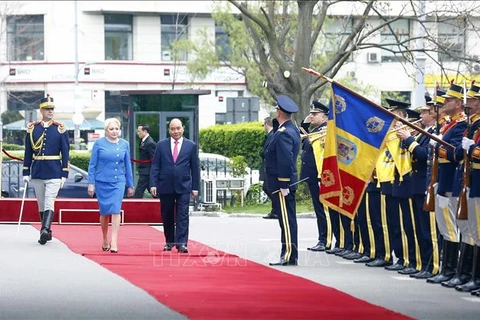 罗马尼亚总理登奇勒为越南政府总理阮春福举行欢迎仪式