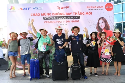亚洲航空从泰国直飞岘港首个航班的游客来到中部各省参观旅游