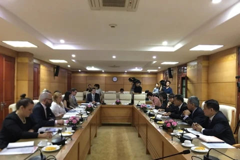 越南友好组织联合会领导会见美国议员助理代表团