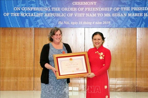 为越南橙毒剂受害者提供积极援助的一名美国女人荣获越南友谊勋章