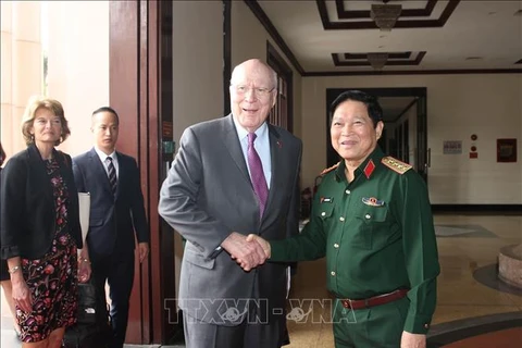 美国参议员代表团对越南进行工作访问