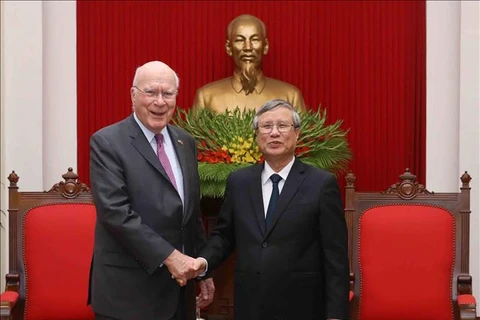 越共中央书记处常务书记陈国旺会见美国参议院代表团