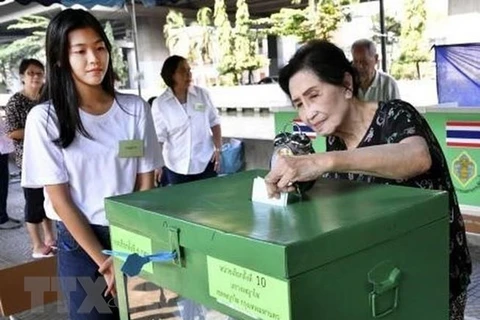 泰国在部分投票站重新进行大选投票