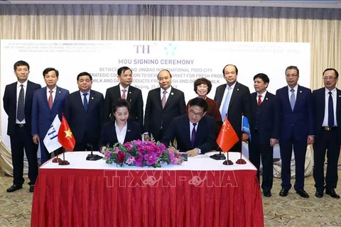 阮春福出席TH集团与中国无锡金桥公司合作备忘录签署仪式
